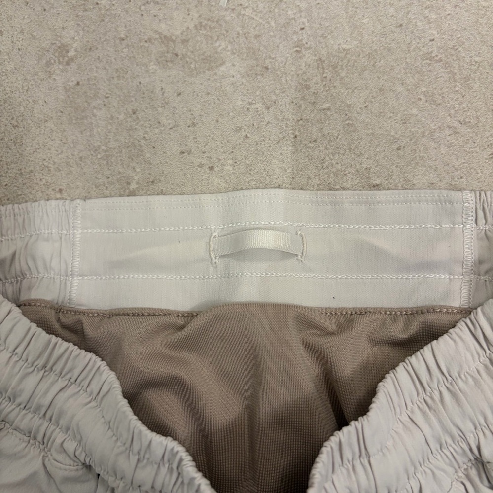 Lululemon Hotty Hot 2.5” shorts • white/bone - Picture 6 of 9